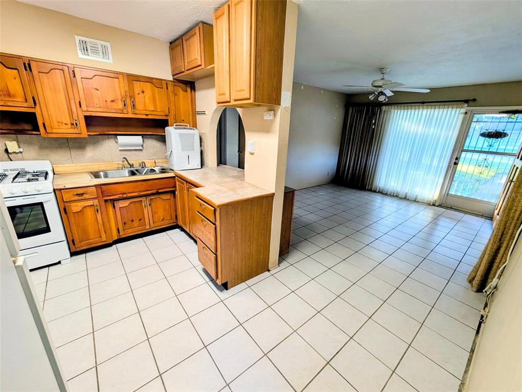 824 E 9TH AVENUE, NEW SMYRNA BEACH, FL — photo 4 of 15