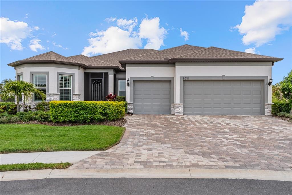 8510 COASTAL PALMS GLEN