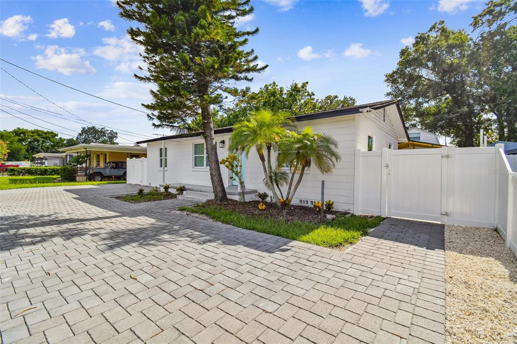 7508 N TAMPANIA AVENUE, TAMPA, FL — photo 4 of 30