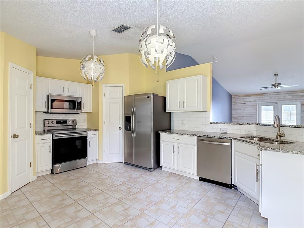 12730 KINGS LAKE DRIVE, GIBSONTON, FL — photo 5 of 44