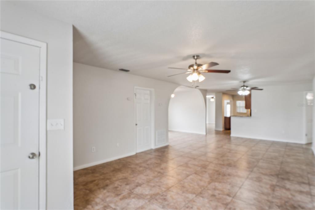 8405 N 37TH STREET, TAMPA, FL — photo 2 of 26