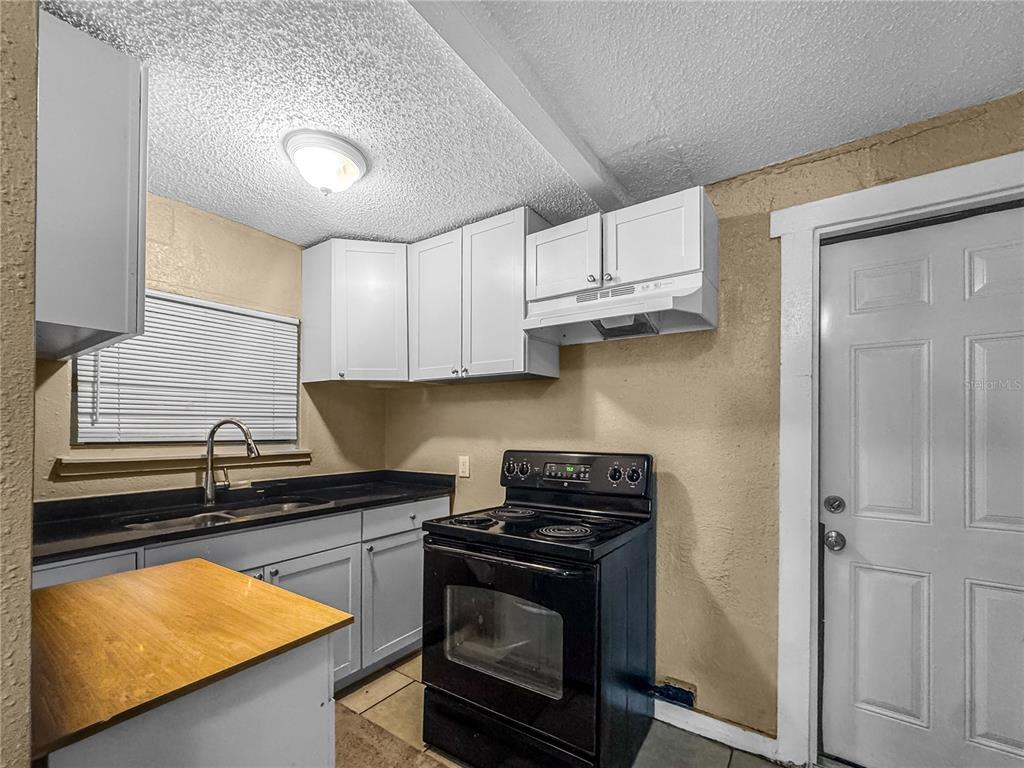 8307 N HILLSBOROUGH LANE, TAMPA, FL — photo 3 of 10