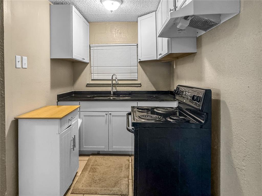 8307 N HILLSBOROUGH LANE, TAMPA, FL — photo 4 of 10