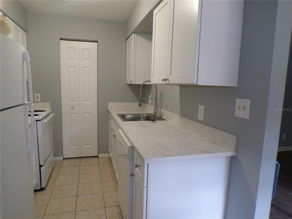 1915 SW 70TH TERRACE, GAINESVILLE, FL — photo 4 of 17