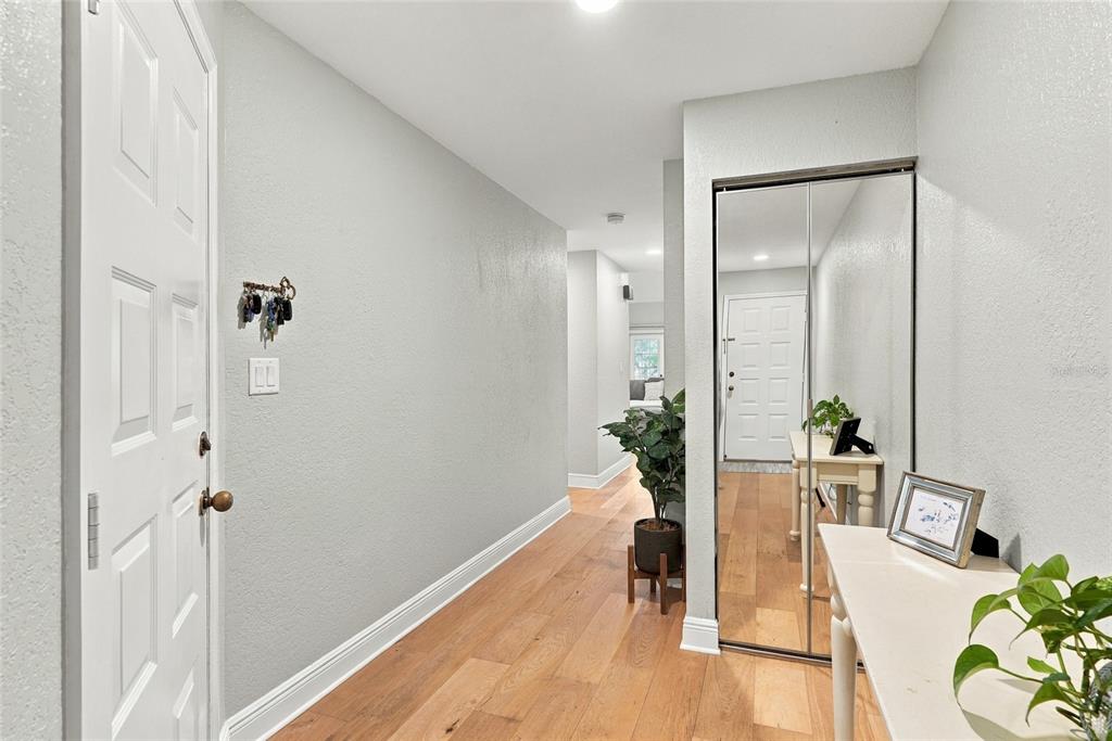 629 SEGOVIA COURT NE UNIT 405, ST PETERSBURG, FL — photo 4 of 37