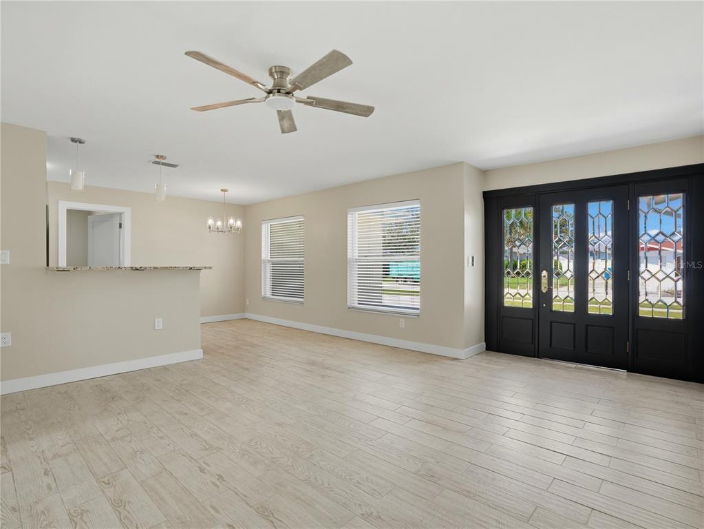 6150 31ST AVENUE N, ST PETERSBURG, FL — photo 4 of 37