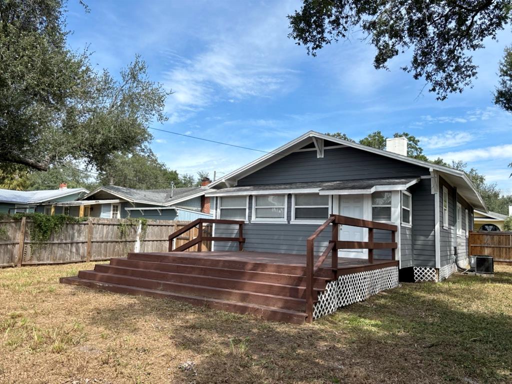 5108 N SUWANEE AVENUE, TAMPA, FL — photo 5 of 23