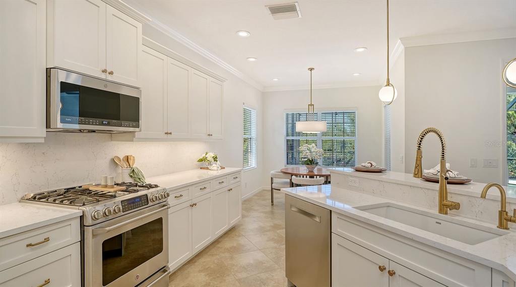 14614 NEWTONMORE LANE, LAKEWOOD RANCH, FL — photo 2 of 30