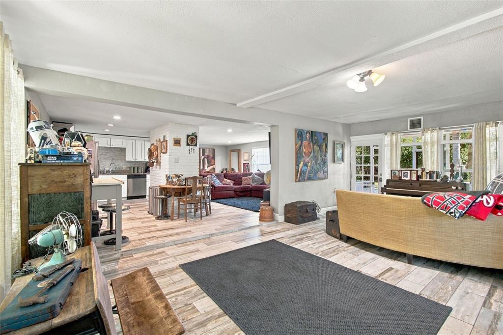 10803 N OREGON CIRCLE, TAMPA, FL — photo 3 of 26
