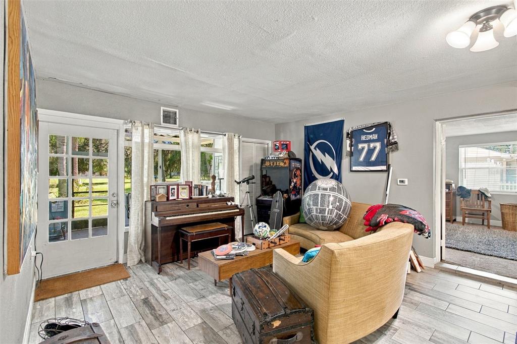 10803 N OREGON CIRCLE, TAMPA, FL — photo 4 of 26