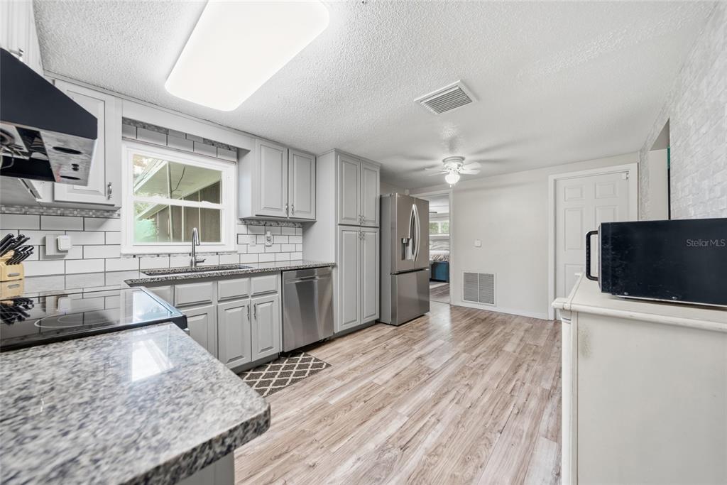 37421 LAYTON ROAD, DADE CITY, FL — photo 5 of 22