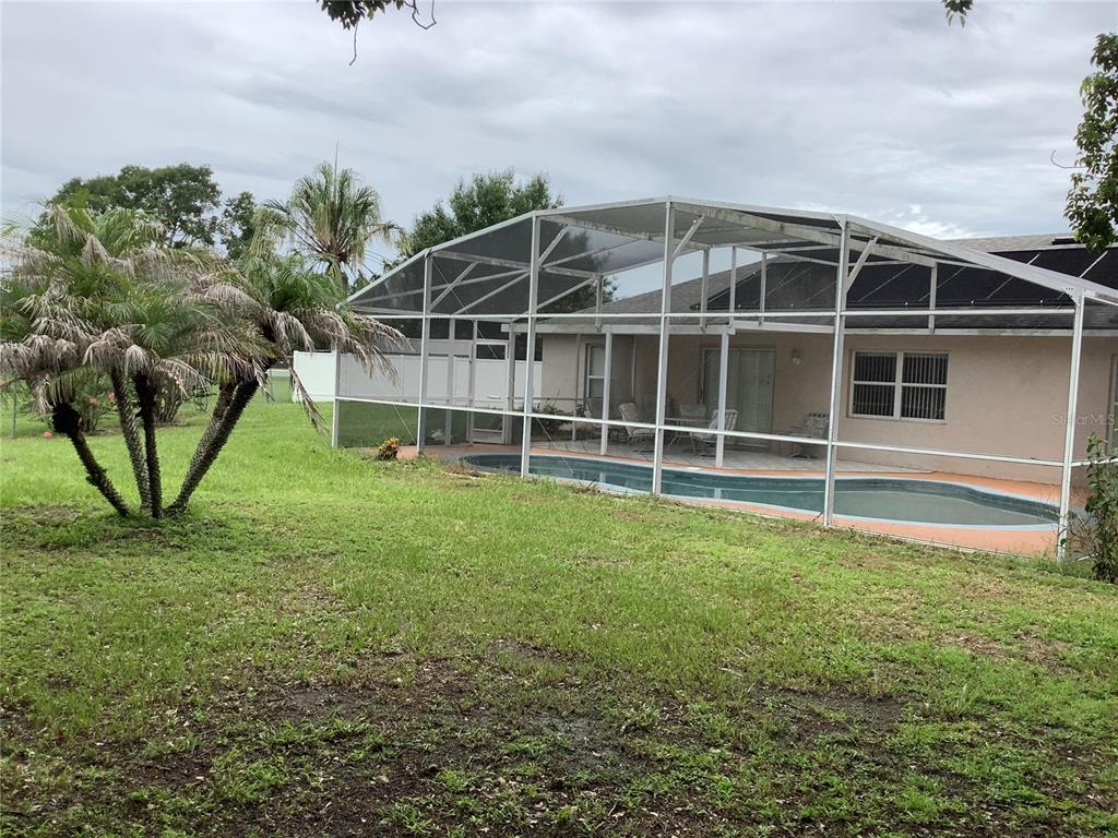 The exterior of a single-story house features a bay window, a front door, and landscaping — 665 STEVELYNN CIRCLE, WINTER GARDEN, FL
