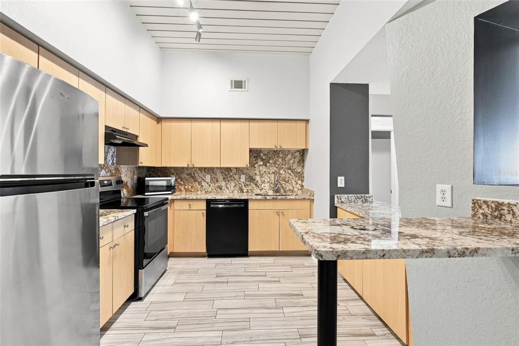 2410 W AZEELE STREET UNIT 216, TAMPA, FL — photo 2 of 27