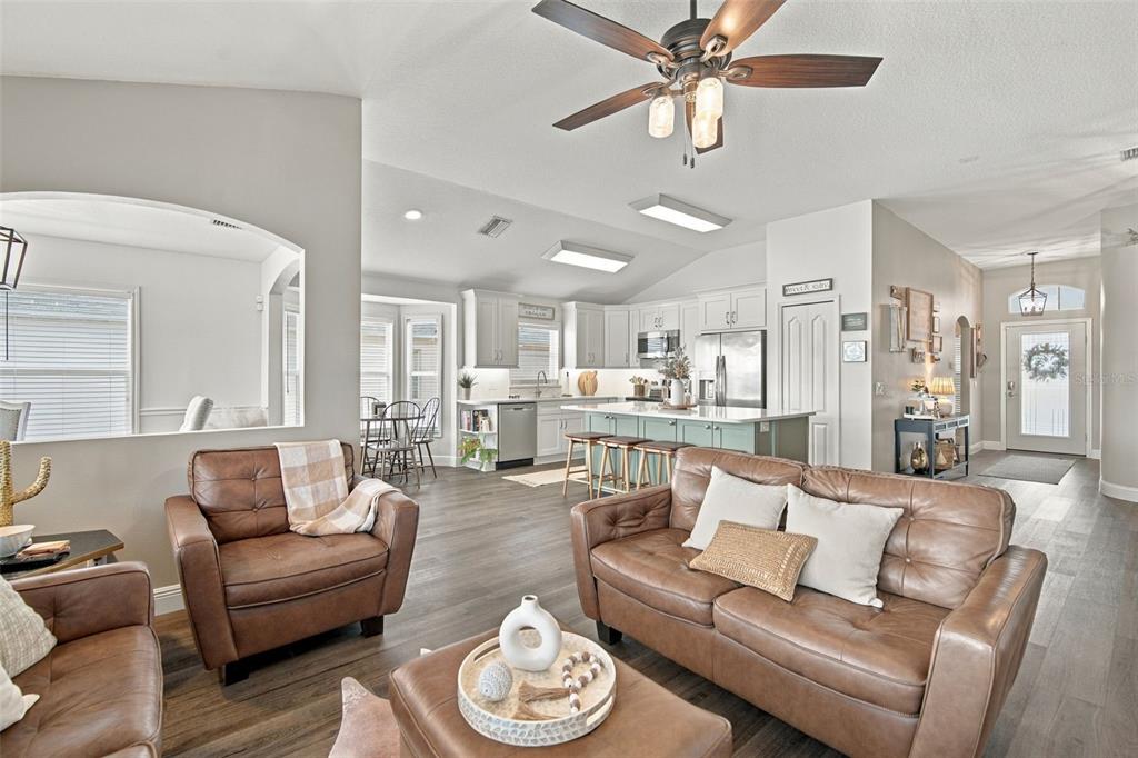 8335 CANTERBURY LAKE BOULEVARD, TAMPA, FL — photo 3 of 30