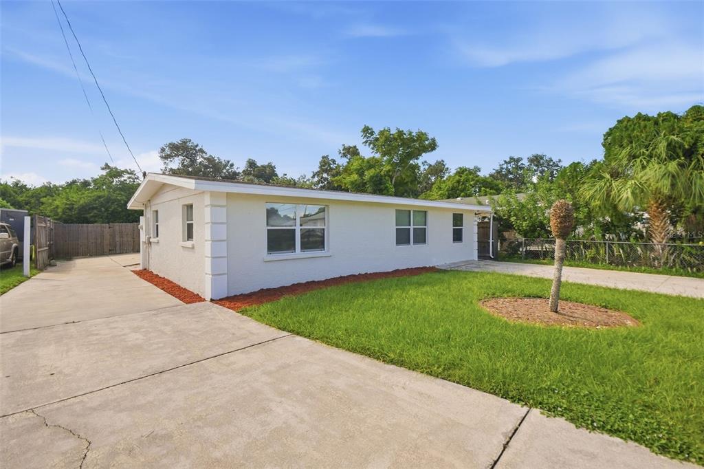 2141 MANGO AVENUE, SARASOTA, FL — photo 2 of 30