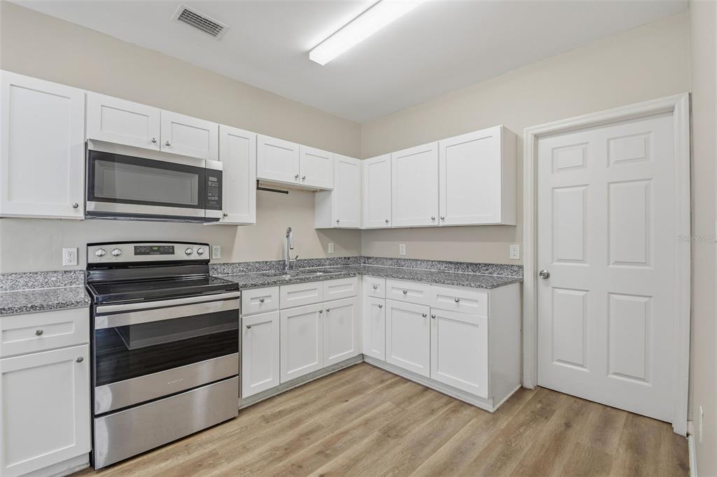 2141 MANGO AVENUE, SARASOTA, FL — photo 5 of 30