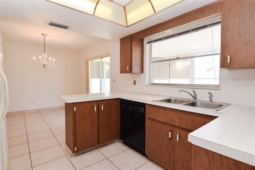 13594 MONALEE AVENUE, SEMINOLE, FL — photo 4 of 24