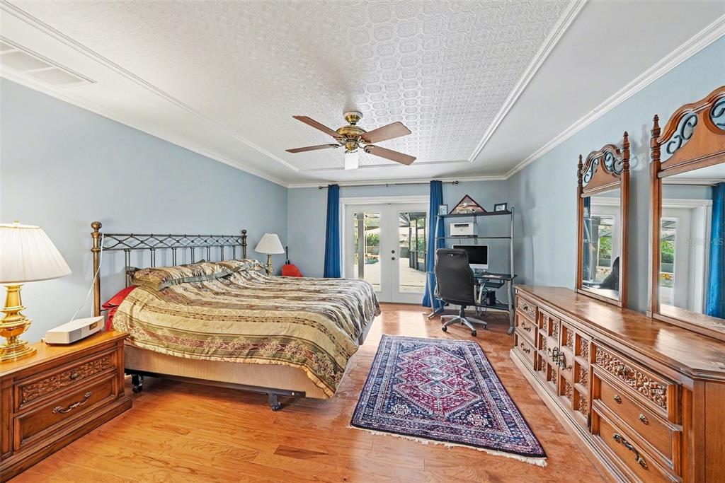 An aerial view of a house with a screened-in pool and a large backyard — 1009 MORFIELD LANE, BRANDON, FL