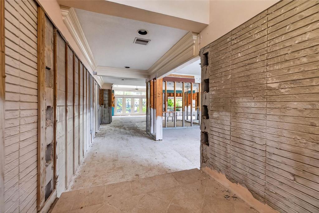 A single-story house with a white exterior, a covered entryway, and a manicured hedge — 201 SNELL ISLE BOULEVARD NE, ST PETERSBURG, FL