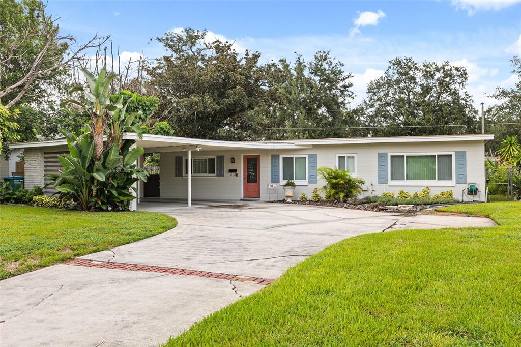 2215 WOODCREST DRIVE