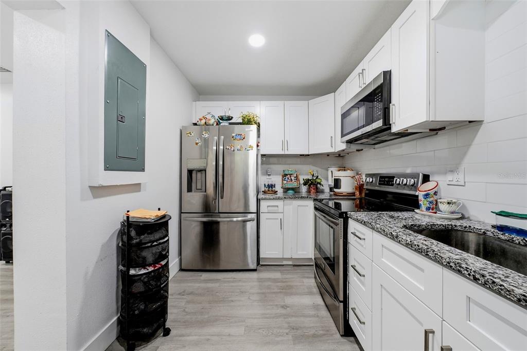 10124 N HYACINTH AVENUE, TAMPA, FL — photo 4 of 30