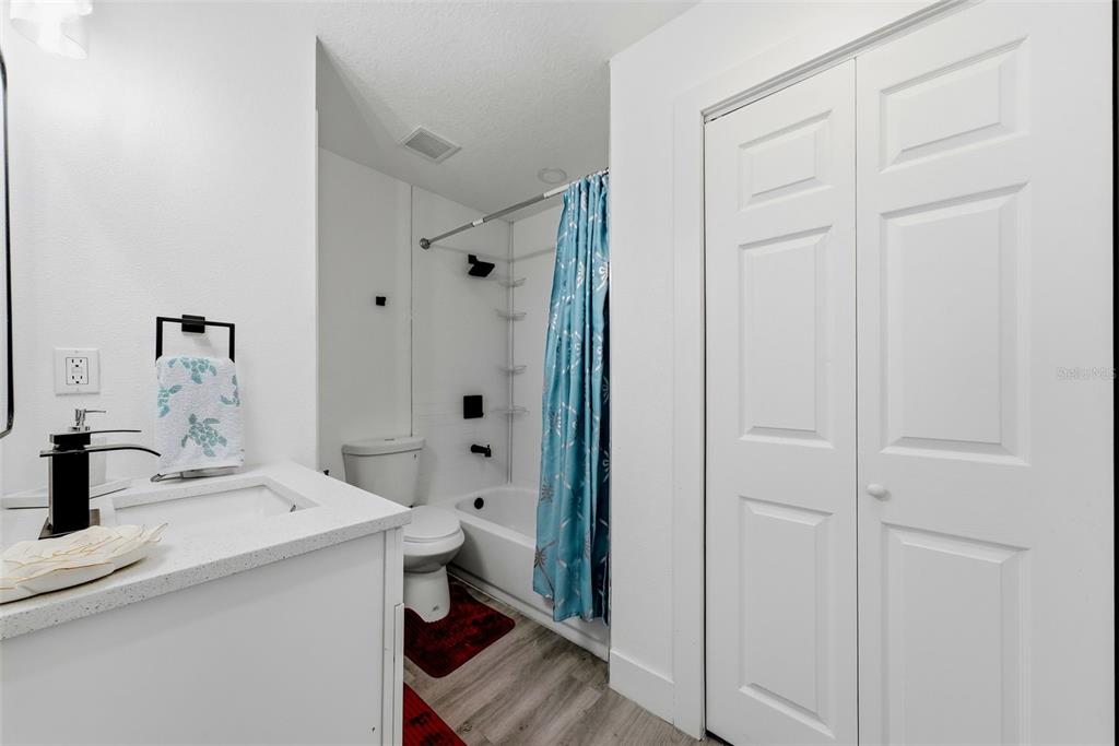10124 N HYACINTH AVENUE, TAMPA, FL — photo 5 of 30