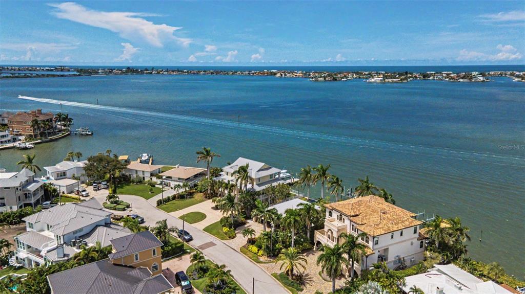 52 N PINE CIRCLE, BELLEAIR, FL — photo 3 of 30