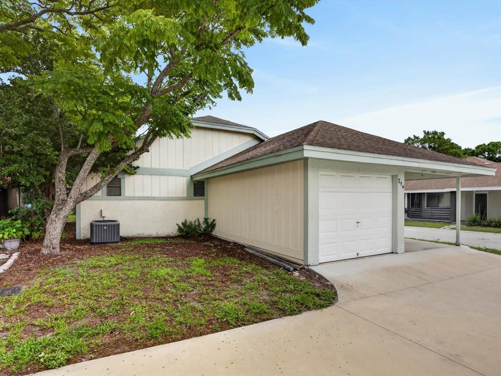 724 LAKESIDE DRIVE