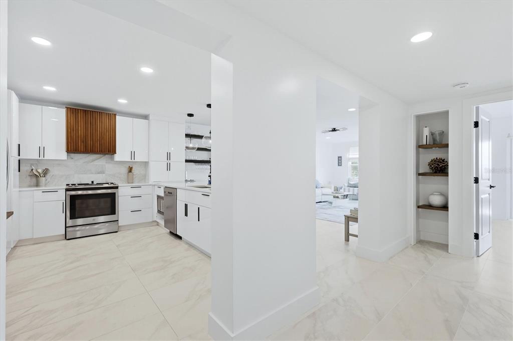 605 SUTTON PLACE UNIT 101, LONGBOAT KEY, FL — photo 4 of 30