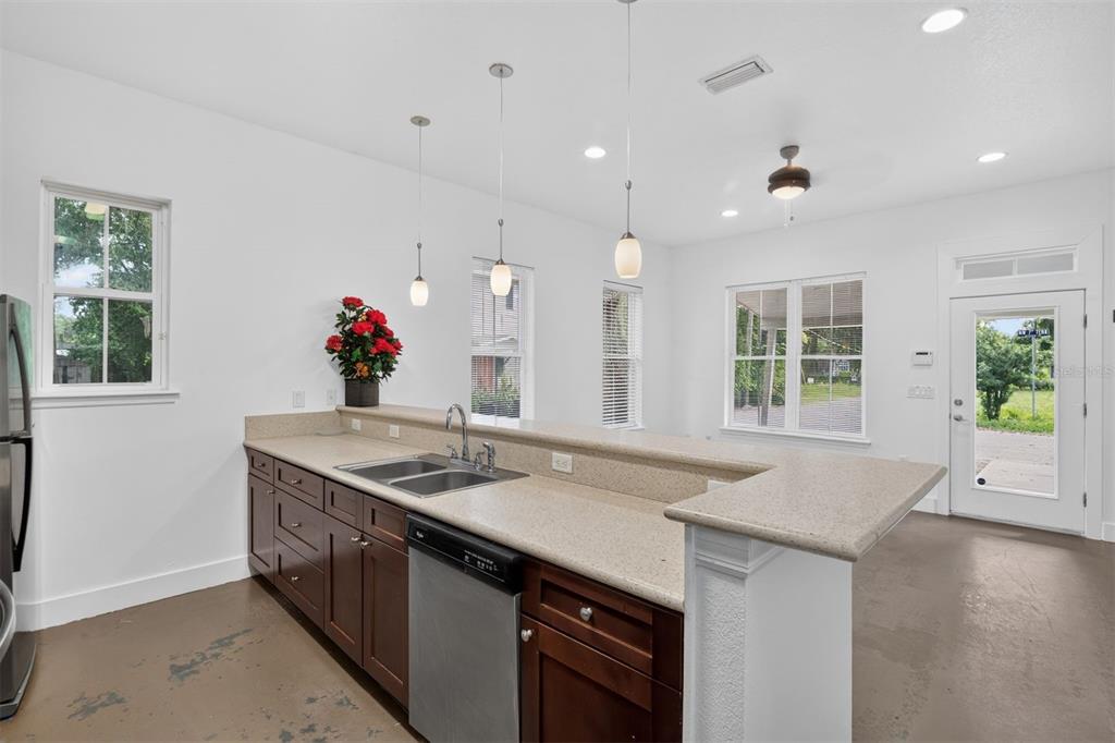 727 NW 4TH AVENUE, GAINESVILLE, FL — photo 5 of 23