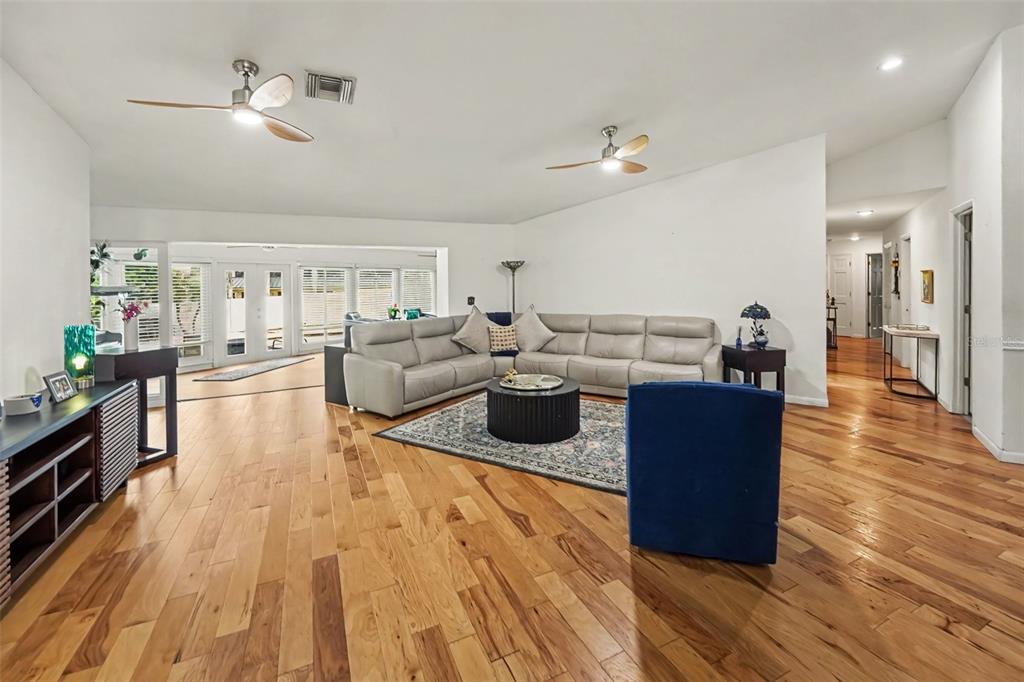 921 COLLEGE HILL DRIVE, CLEARWATER, FL — photo 3 of 30