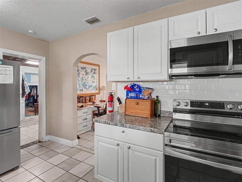 1503 55TH AVENUE W, BRADENTON, FL — photo 4 of 27