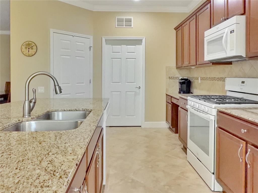 521 VISTA SOL DRIVE, DAVENPORT, FL — photo 5 of 57
