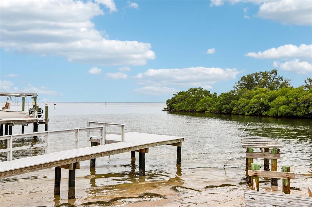 398 COLONY POINT ROAD S, ST PETERSBURG, FL — photo 4 of 36