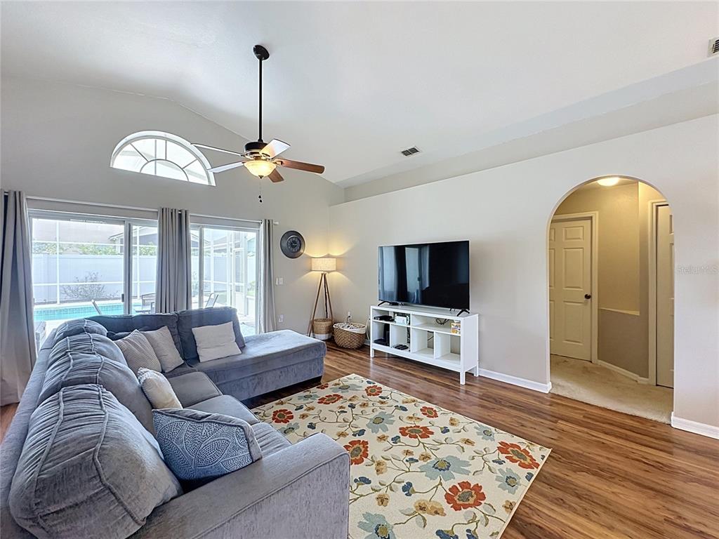 866 KNIGHTSBRIDGE CIR, DAVENPORT, FL — photo 4 of 52