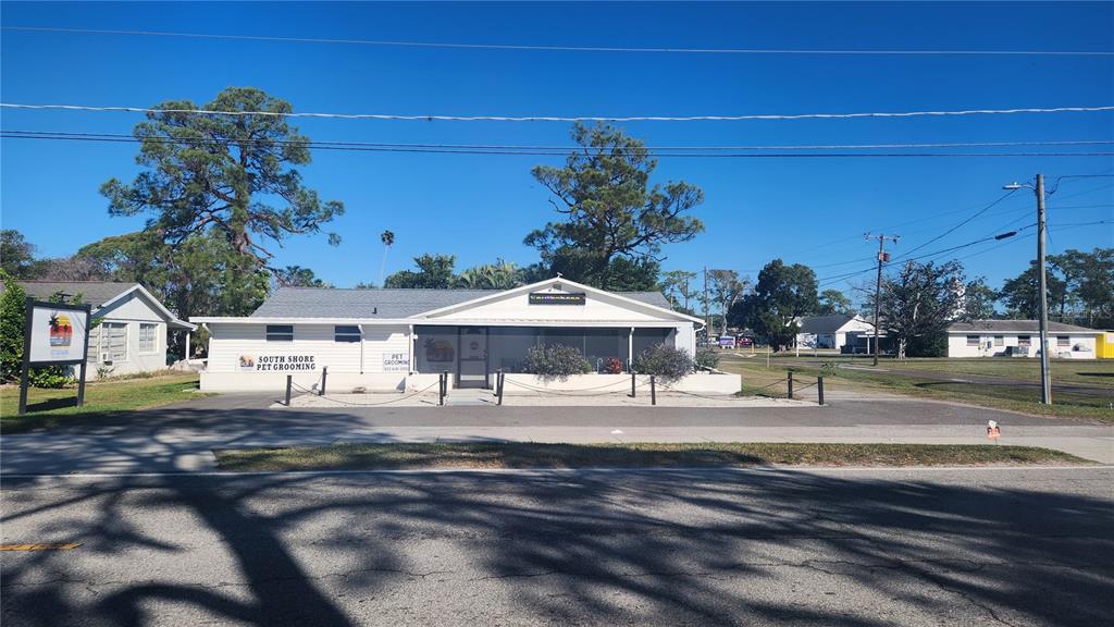 A single-story commercial building with a pet grooming sign sits on a paved lot — 201 W SHELL POINT ROAD, RUSKIN, FL