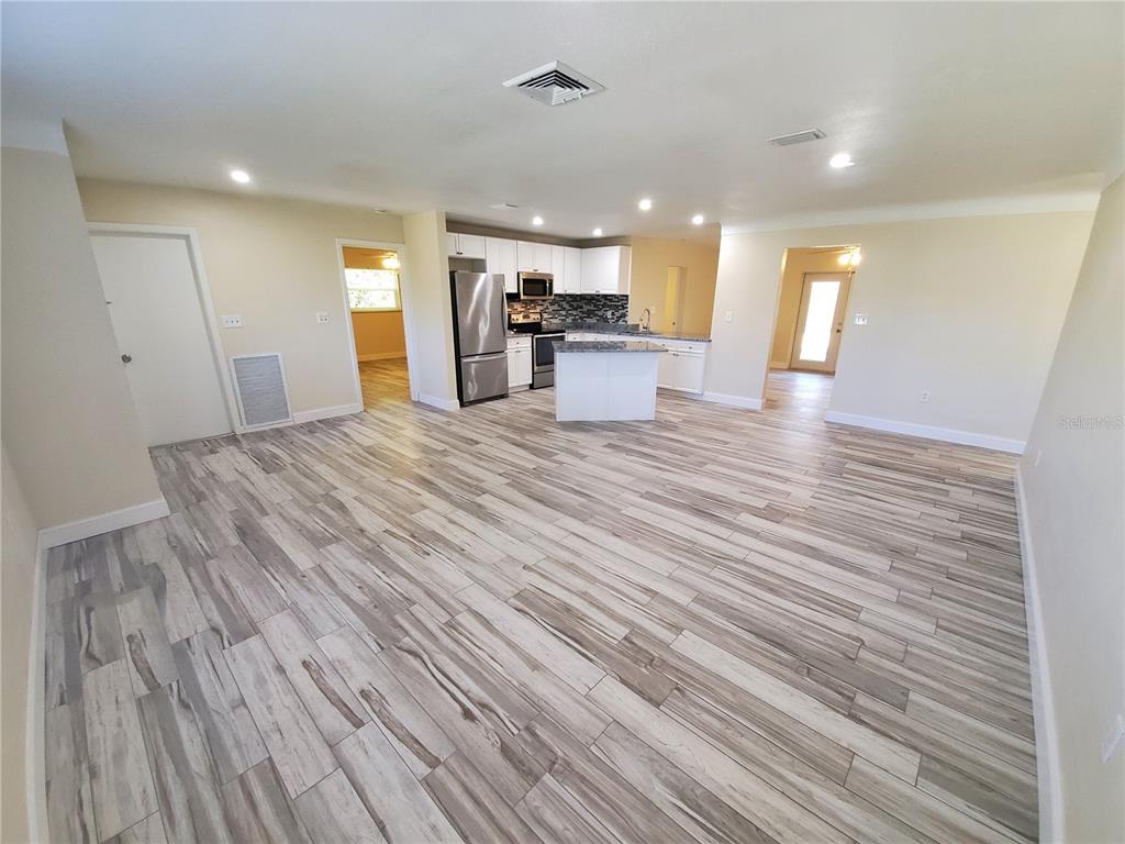2661 COLUMBUS WAY S, ST PETERSBURG, FL — photo 3 of 32
