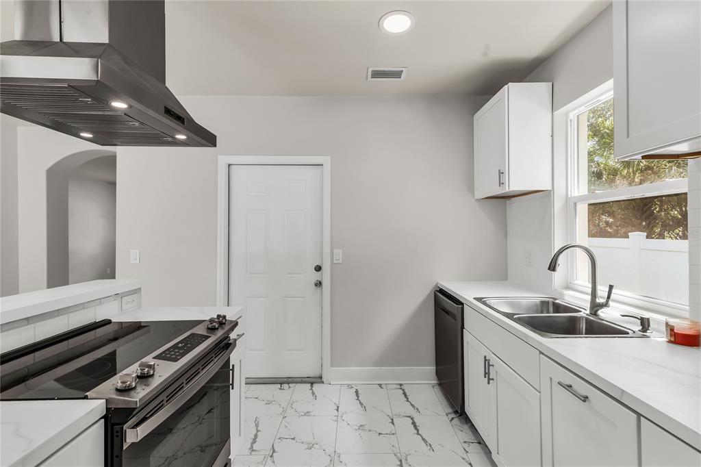 3954 S SANFORD AVENUE, SANFORD, FL — photo 4 of 30