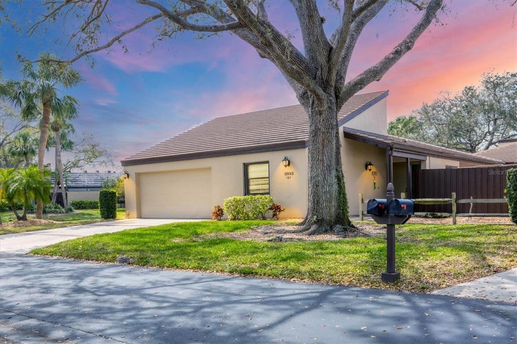 3933 GLEN OAKS MANOR DRIVE
