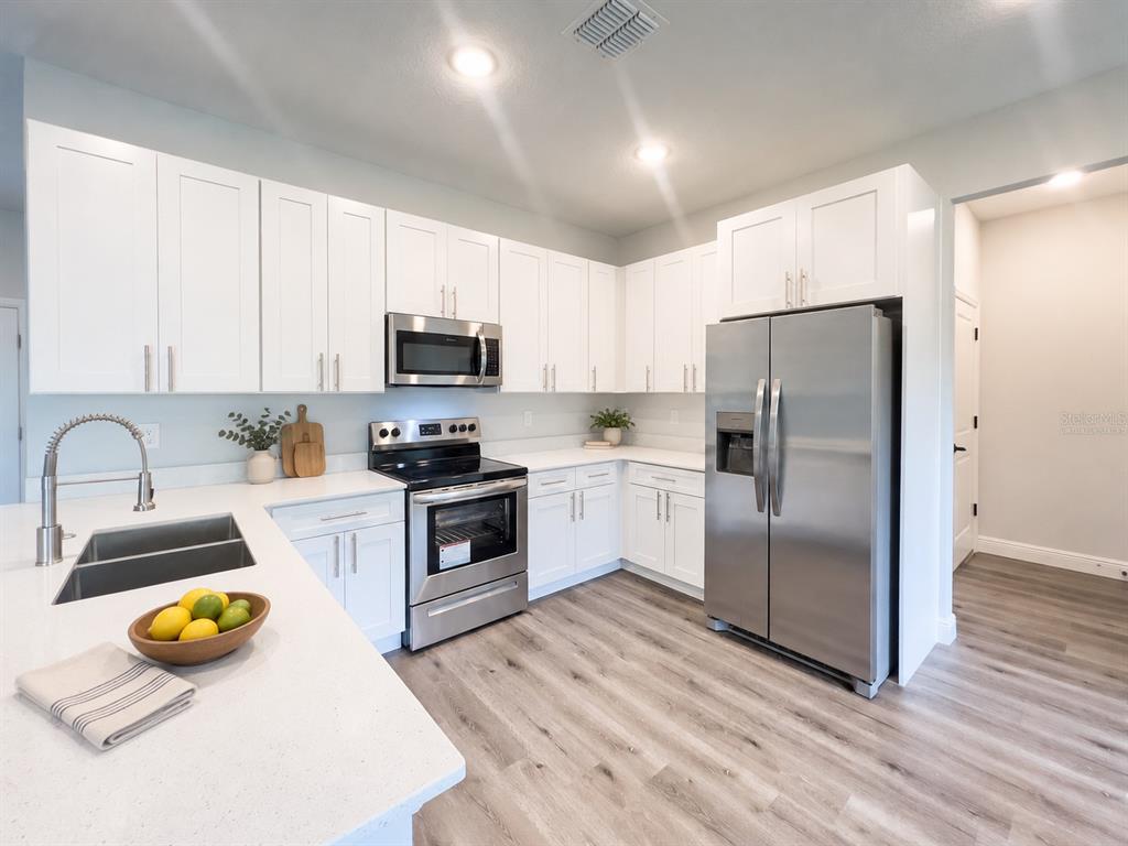 979 EAST PARKWAY, DELAND, FL — photo 3 of 9