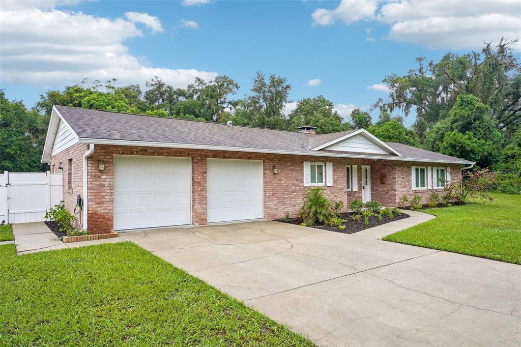 101 W LEMON STREET, LADY LAKE, FL — photo 3 of 30