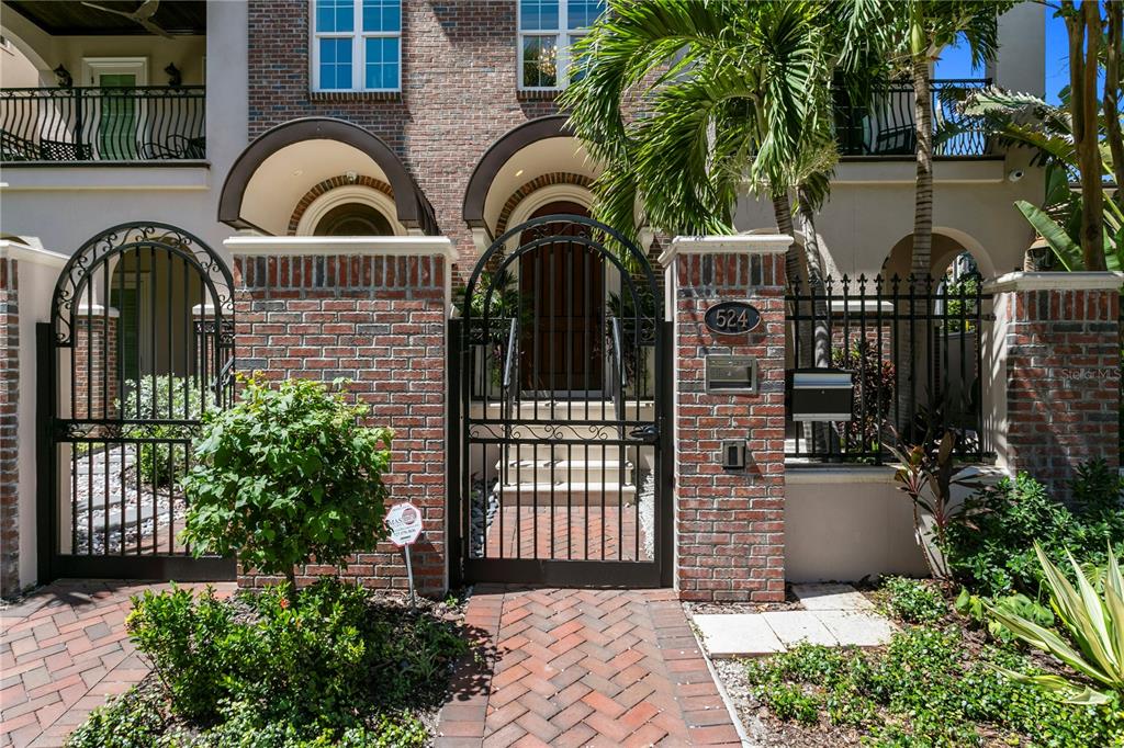 524 BEACH DRIVE NE, ST PETERSBURG, FL — photo 4 of 30