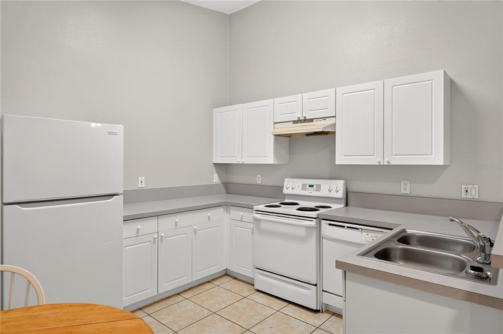 8831 GRAND PALMS CIR, APT B, KISSIMMEE, FL — photo 4 of 30