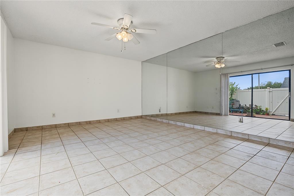 8119 OAK TRACE WAY UNIT C, TAMPA, FL — photo 4 of 29