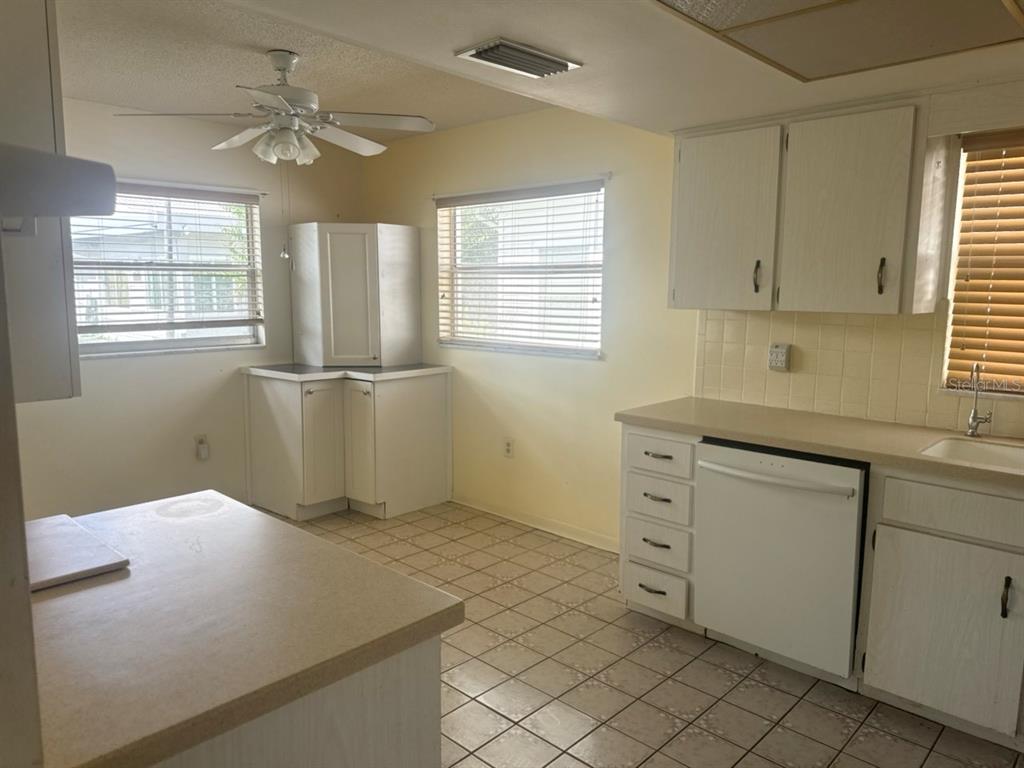 5460 LEMON TREE LANE N, PINELLAS PARK, FL — photo 4 of 11