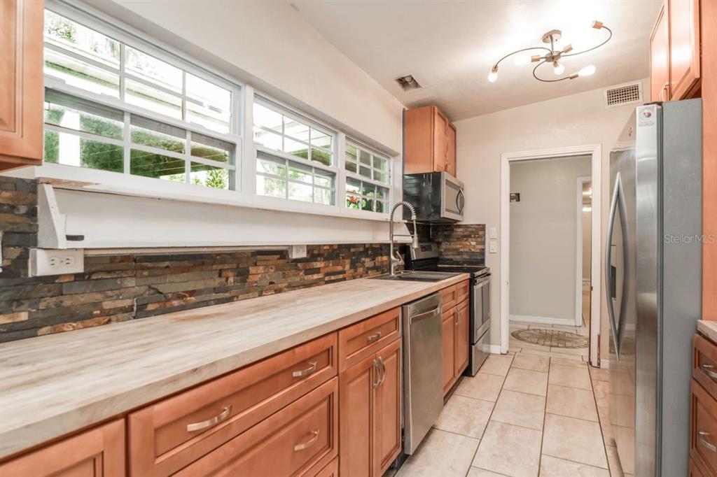 416 BROXBURN AVENUE, TEMPLE TERRACE, FL — photo 5 of 30