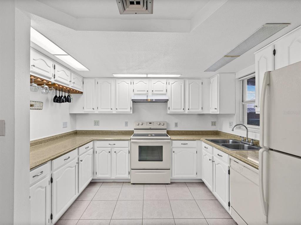 4004 SCARLET MAPLE DRIVE, HOLIDAY, FL — photo 3 of 32