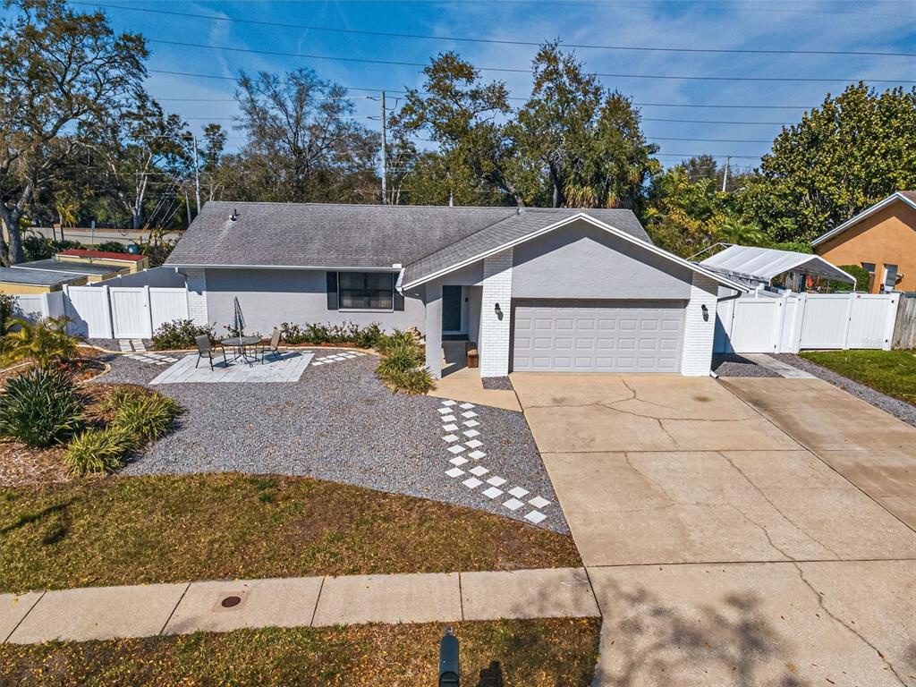 1533 FOXCROFT DRIVE W