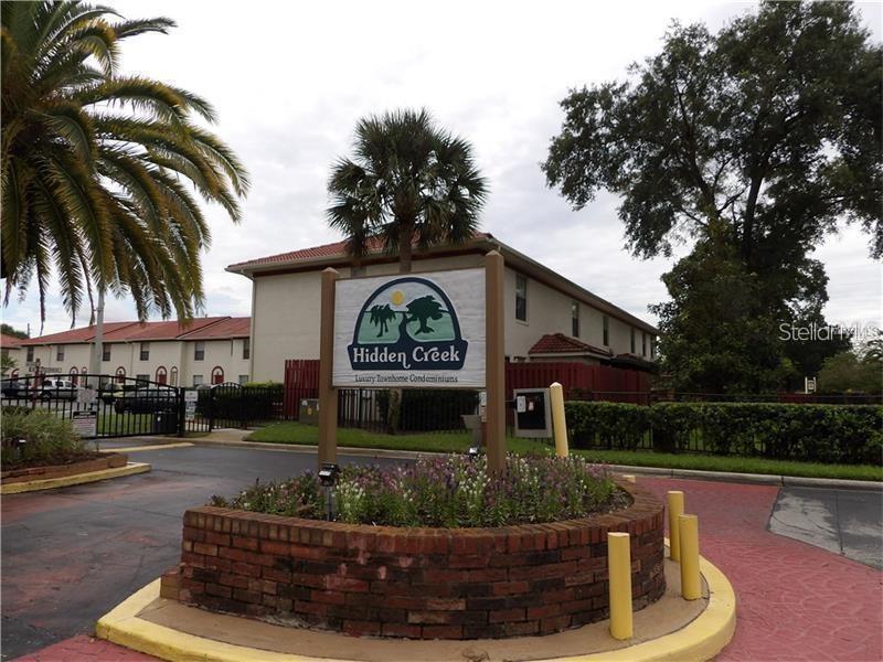 A sign for Hidden Creek Luxury Townhome Condominiums stands in front of a residential building — 1605 SHADY RIDGE COURT, ORLANDO, FL