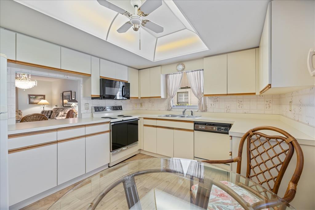 462 OAK HILL CIRCLE UNIT 5, SARASOTA, FL — photo 4 of 28